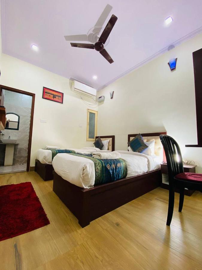 The Century Plaza Hotel Varanasi Exteriör bild