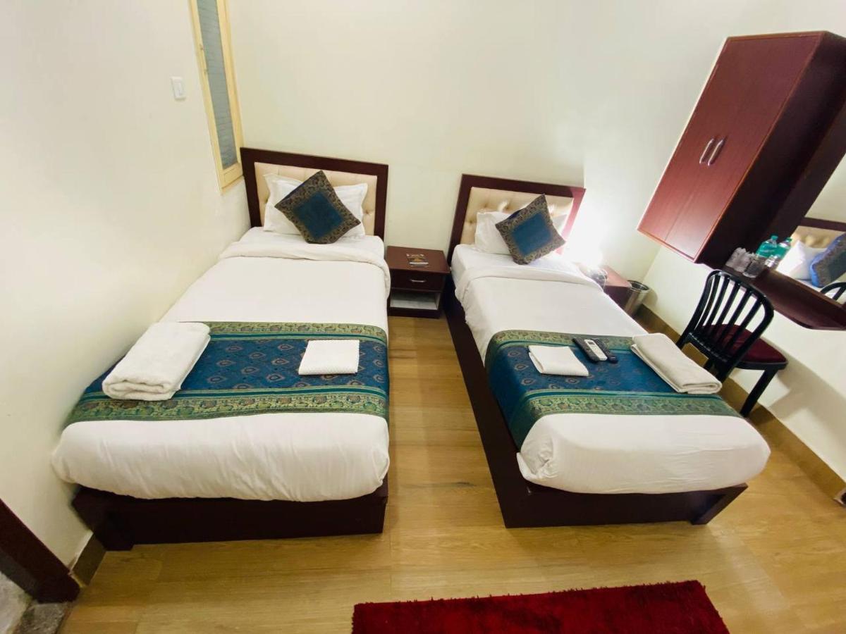 The Century Plaza Hotel Varanasi Exteriör bild