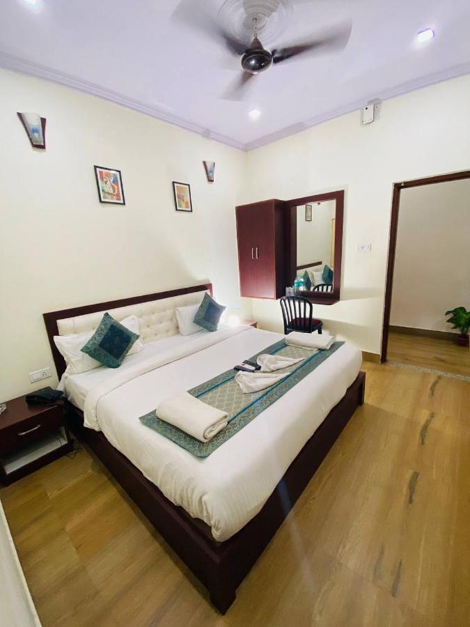 The Century Plaza Hotel Varanasi Exteriör bild