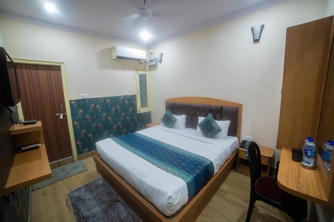 The Century Plaza Hotel Varanasi Exteriör bild