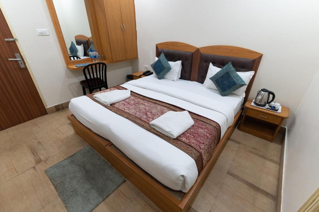 The Century Plaza Hotel Varanasi Exteriör bild