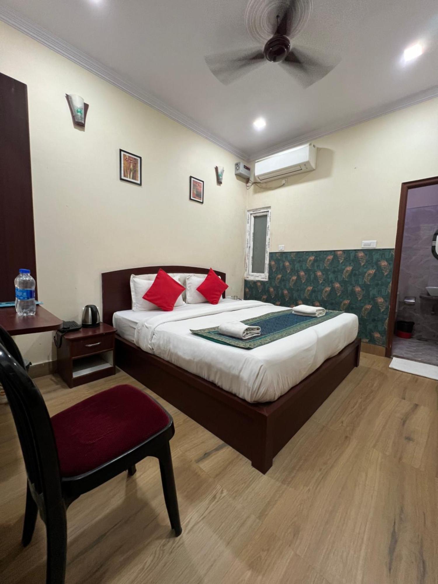 The Century Plaza Hotel Varanasi Exteriör bild