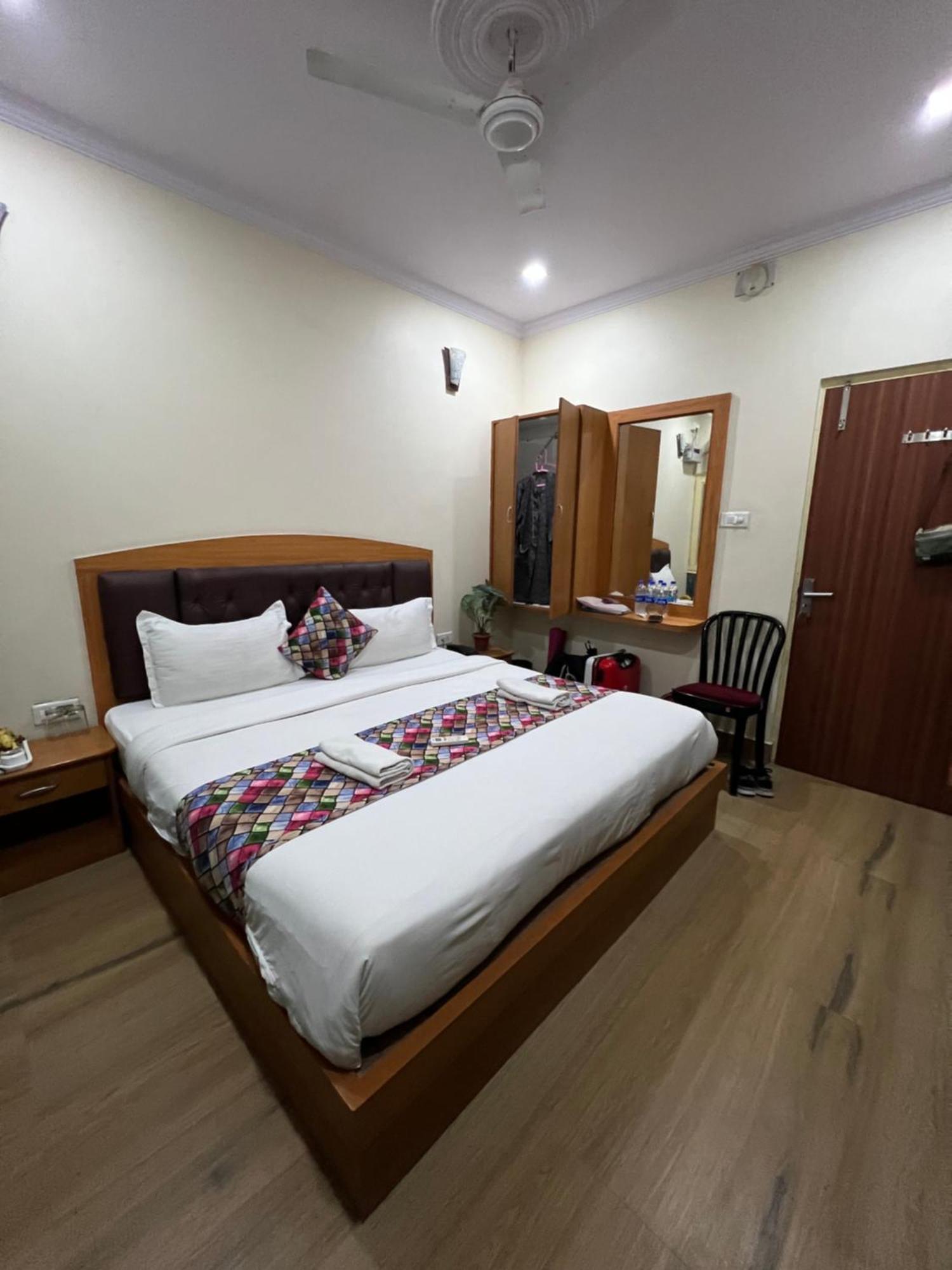 The Century Plaza Hotel Varanasi Exteriör bild