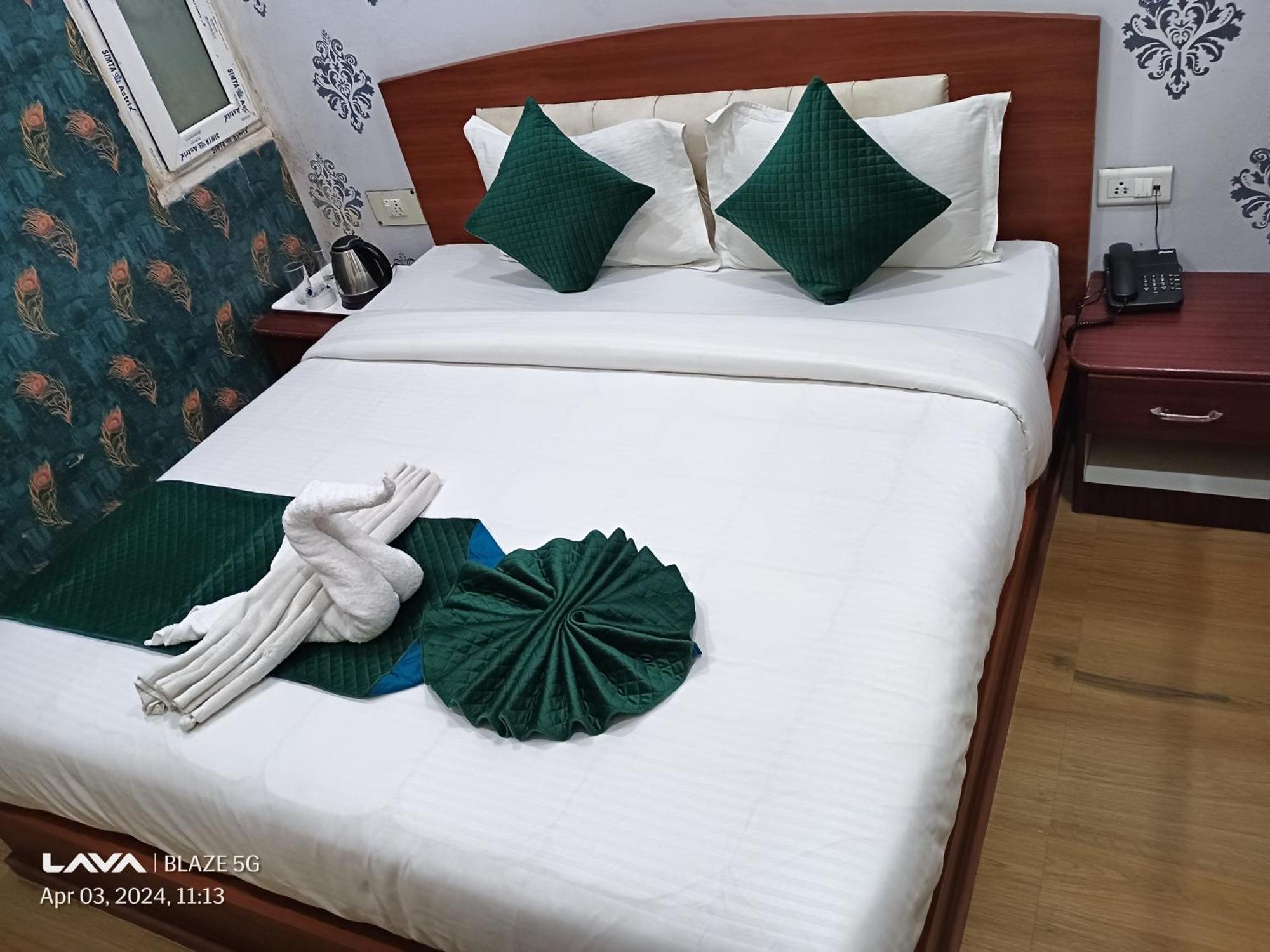 The Century Plaza Hotel Varanasi Exteriör bild